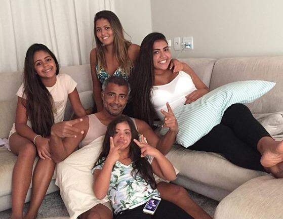 Romário posta foto com filhas e semelhança surpreende
