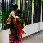 Mãe carrega filho de 18 anos com deficiência para fazer vestibular