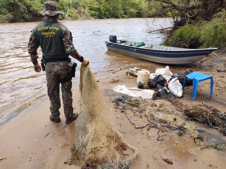 Polícia desmonta acampamento com 15 pessoas e apreende apetrechos ilegais de pesca