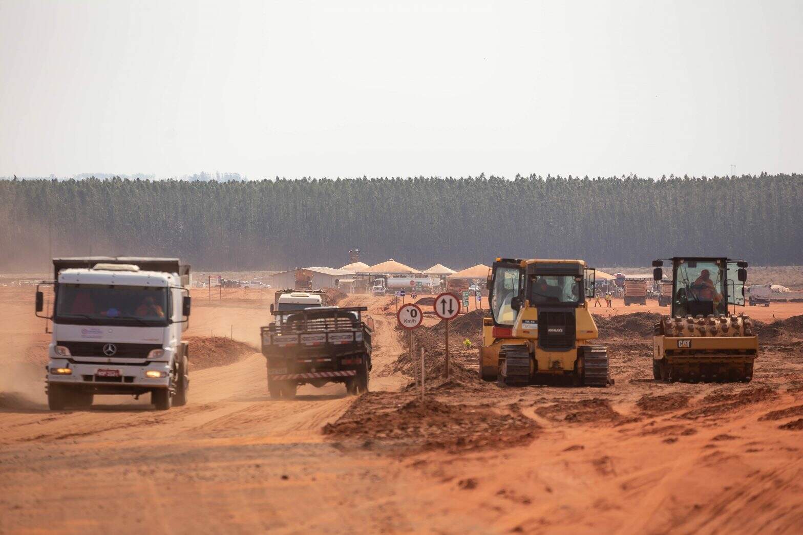 Vai e vem de caminhões e máquinas é constante na cidade