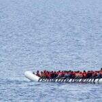 Navio com 629 imigrantes aguarda em alto-mar solução política