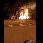 VÍDEO: bombeiros combatem incêndio de grandes proporções no Parque dos Poderes