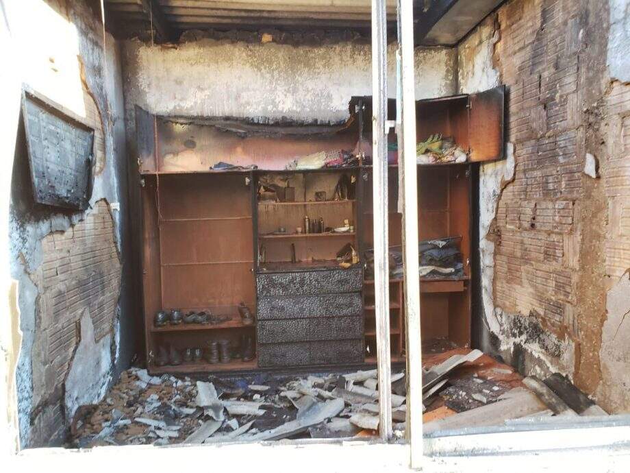 Morador tem casa destruída por incêndio e suspeita de namorada