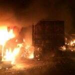 VÍDEO: incêndio destrói três carretas após colisão em rodovia de MS