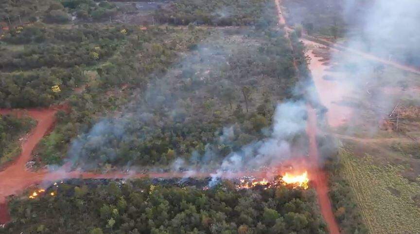 VÍDEO: Bombeiros são acionados para incêndio em terreno de empresa
