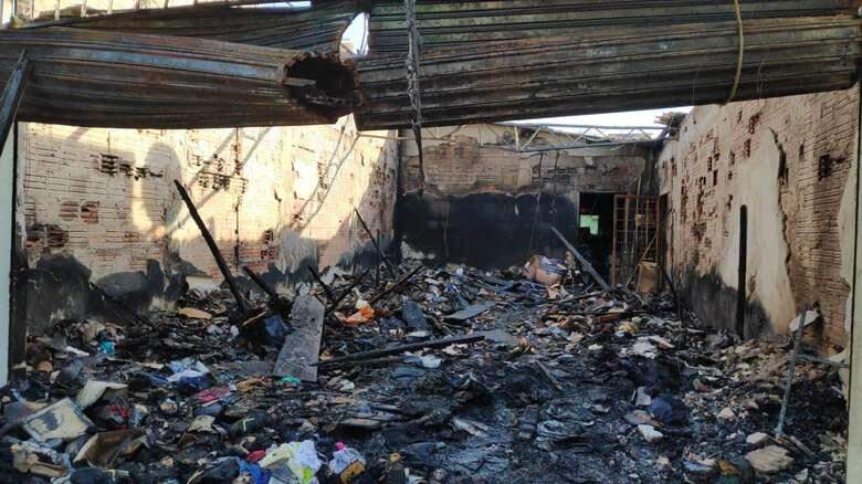 Incêndio destrói loja em Dourados e prejuízo pode chegar a R$ 500 mil