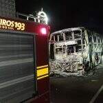 Ônibus que transportava trabalhadores de lavoura é destruído por fogo em MS