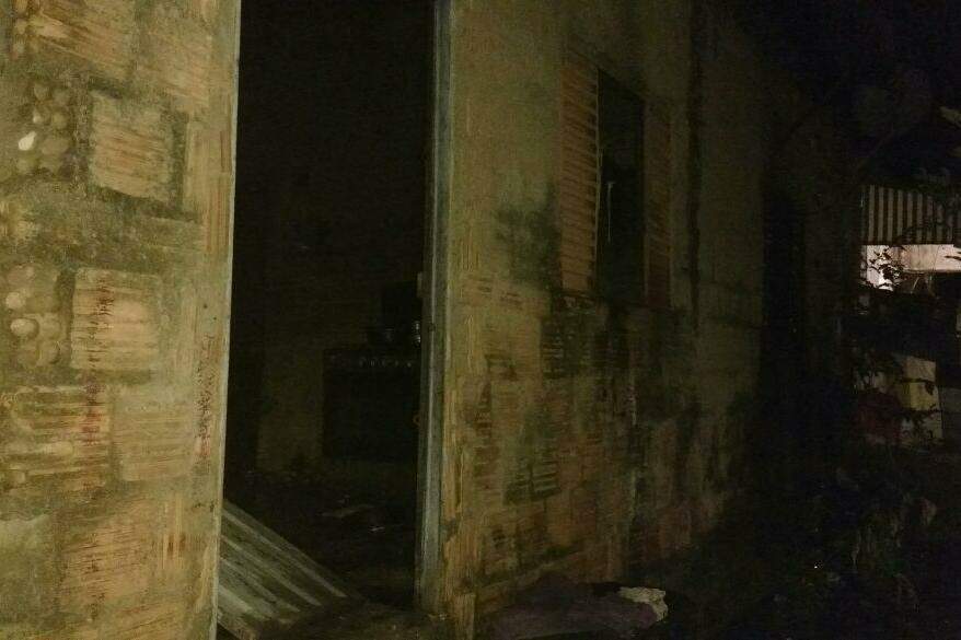 Homem fuma antes de dormir e acorda com casa em chamas em Corumbá