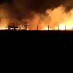 VÍDEO: com 3 horas e 2 mil litros, Bombeiros combatem incêndio ao lado de condomínio