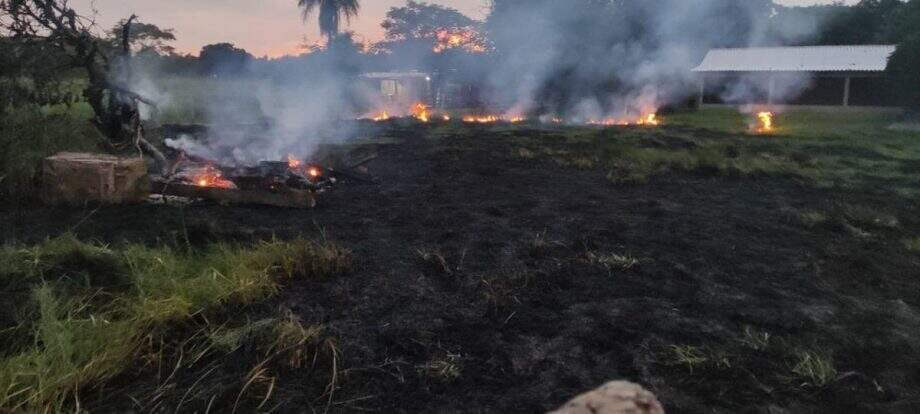 Durante operação de combate a incêndios no Pantanal, professor é flagrado ateando fogo em Bonito