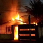 VÍDEO: Incêndio em casas no Buriti mobiliza vizinhos e dono é preso suspeito de atear fogo