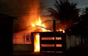 Incêndio mobilizou vizinhos na noite desta sexta