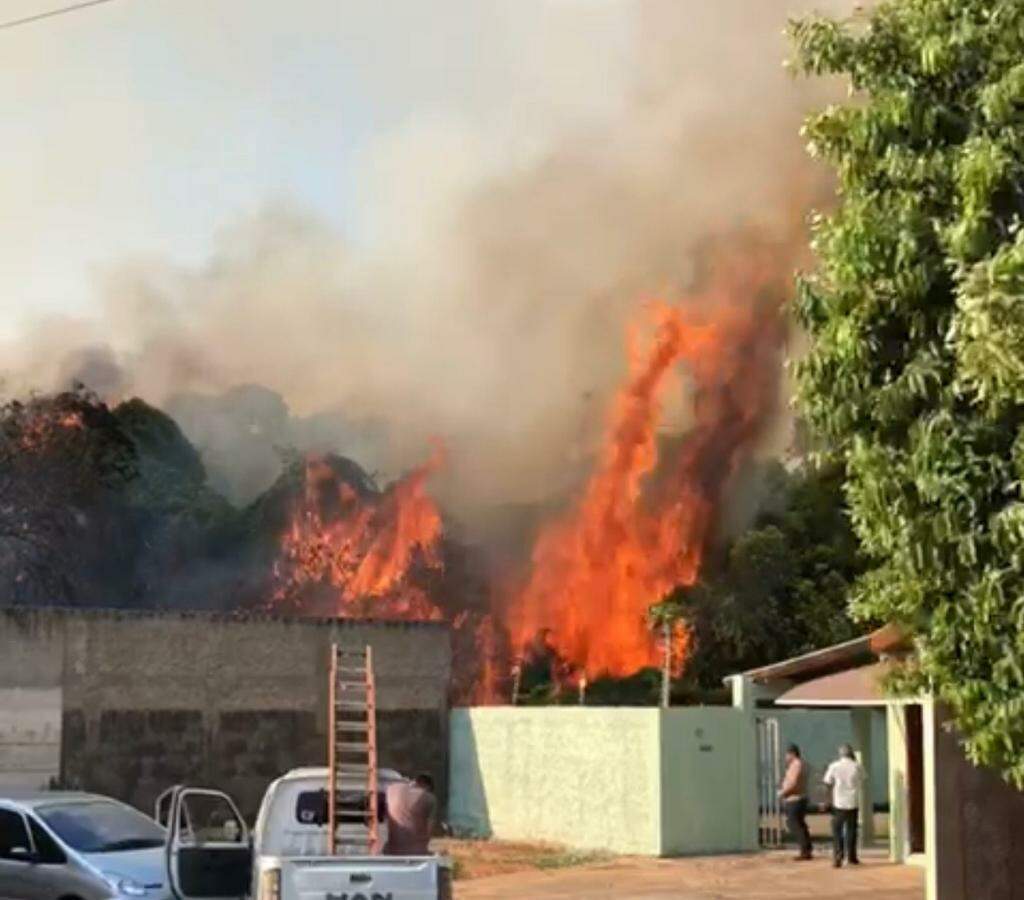 AGORA: incêndio de grandes proporções ameaça condomínio em Campo Grande