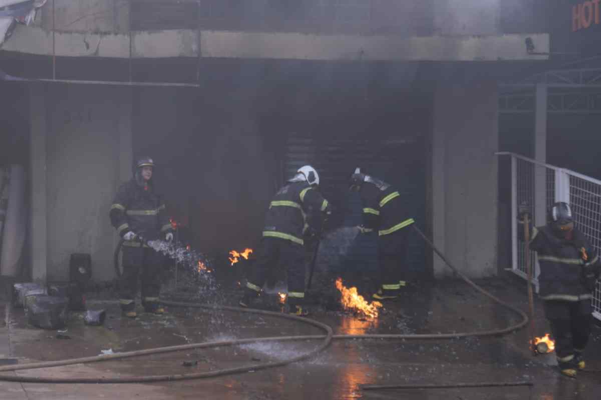 VÍDEO: Amigos dizem que rapaz de 21 anos está em prédio tomado por incêndio no Centro