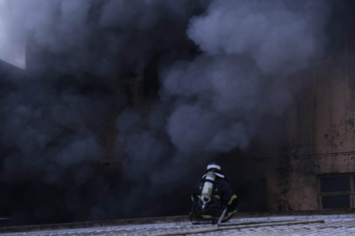 Fumaça densa dificulta combate a chamas e buscas por funcionário de tapeçaria continuam