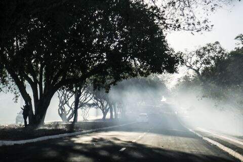 Fumaça toma conta de pistas no Parque dos Poderes em Campo Grande