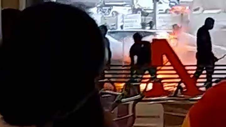 VÍDEO: Carro pega fogo e assusta clientes de atacadista em Campo Grande