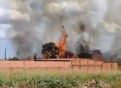 VÌDEO: Fogo alto em matagal assusta moradores no Rita Vieira e quase atinge residencial