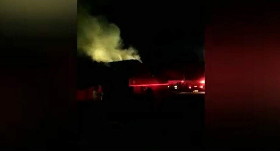 VÍDEO: Em poucos minutos, casa é consumida por chamas em incêndio no Santa Emília