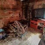 Vizinho tira colchão em chamas e salva família de ter casa destruída pelo fogo no Tarumã