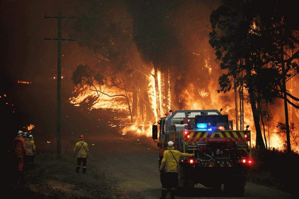 Incêndios deixam 3 mortos e australianos fogem para as praias
