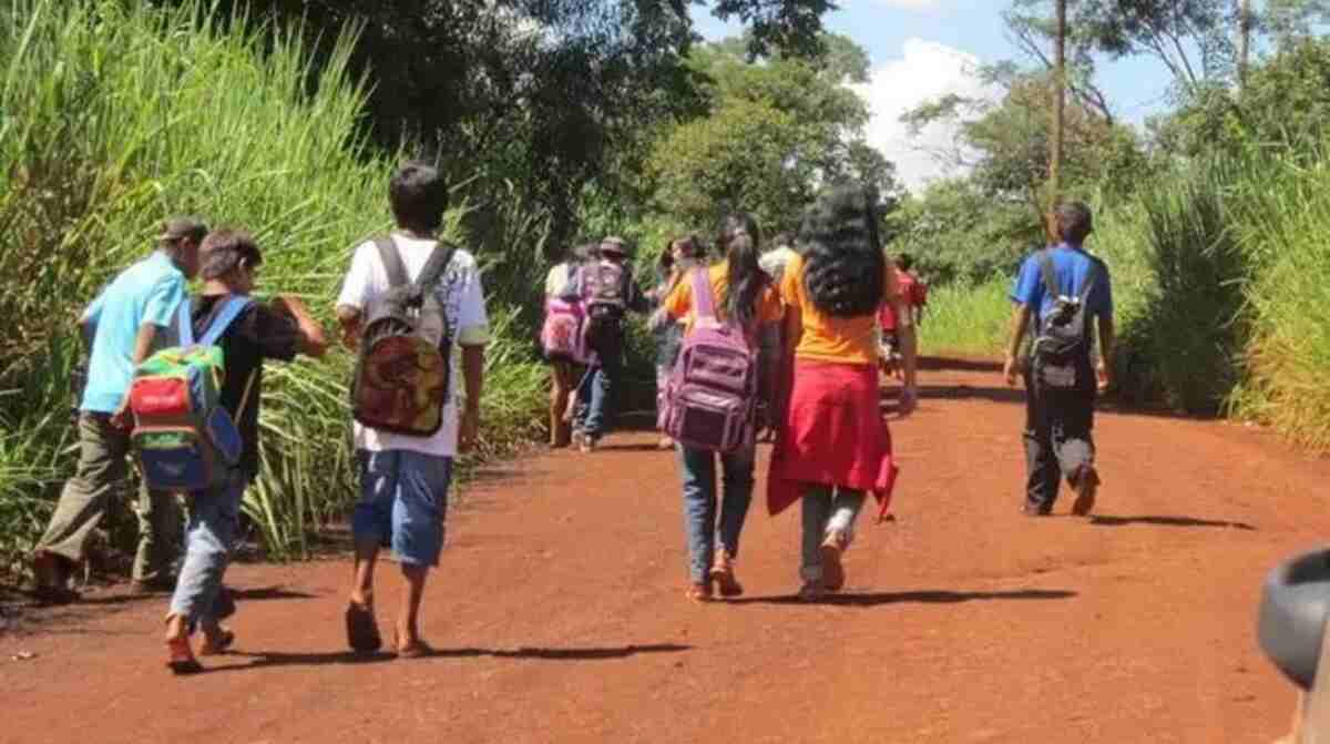 Com surto de covid, indígenas pedem que aulas continuem suspensas em aldeias de MS
