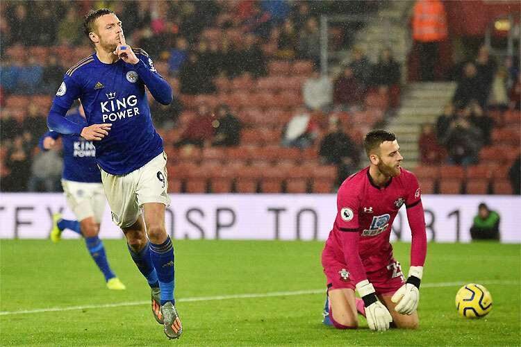 Jamie Vardy provoca a torcida e pede silêncio: hat-trick no massacre dos Foxes (Foto: Glyn Kirk/AFP)