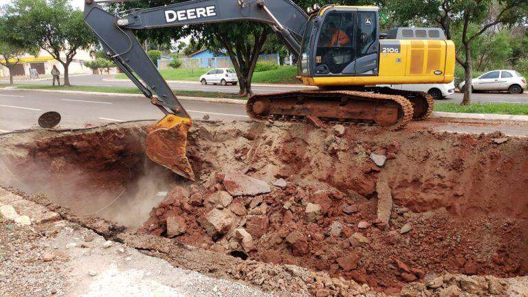 Obras para fechar cratera em avenida de Campo Grande devem terminar nesta segunda