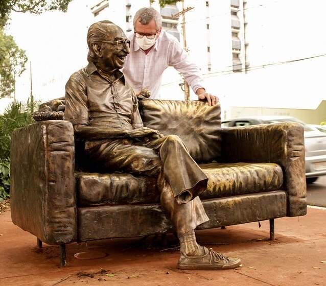 Indignado com vandalismo, escultor de Manoel de Barros diz que pé foi arrancado por ‘força sobre-humana’