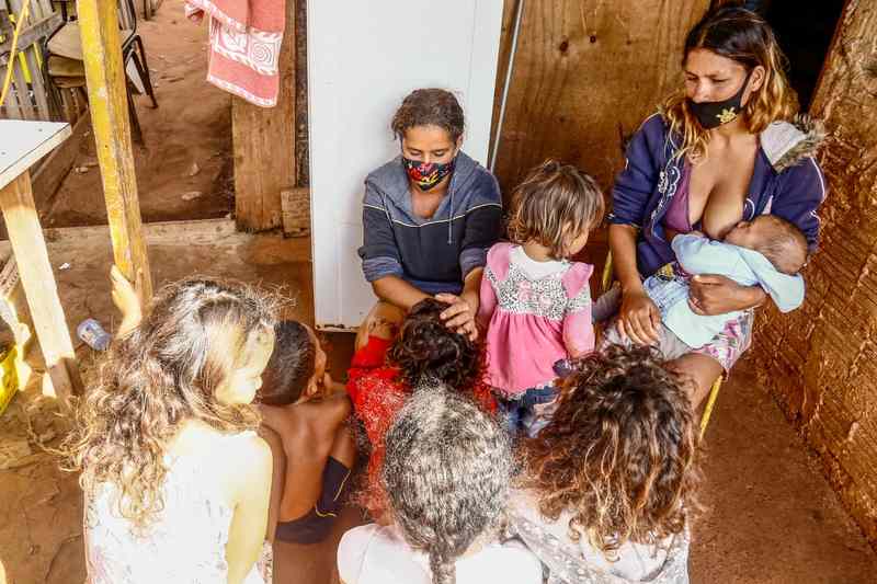 Com nove crianças, irmãs fazem apelo para comprar comida e consertar barraco em Campo Grande
