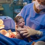 Bebê recém-nascida viraliza e vira meme por cara de “bravinha”