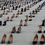 Em Istambul colaram 440 pares de sapatos femininos nas paredes da cidade.