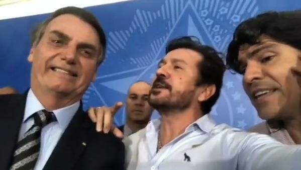 VÍDEO: Em encontro com Bolsonaro, dupla de MS canta com presidente