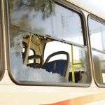 Revoltado, homem apedreja e quebra janelas de dois ônibus no início da manhã