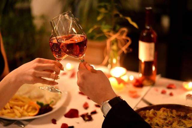 Restaurantes preparam jantar à luz de velas e música ao vivo para faturar no Dia dos Namorados