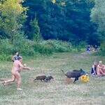 Imagens mostram homem nu correndo atrás de javali após ser “roubado” pelo animal