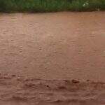 VÍDEO: No Jardim Canguru, rua ‘vira rio’ durante temporal desta quinta-feira