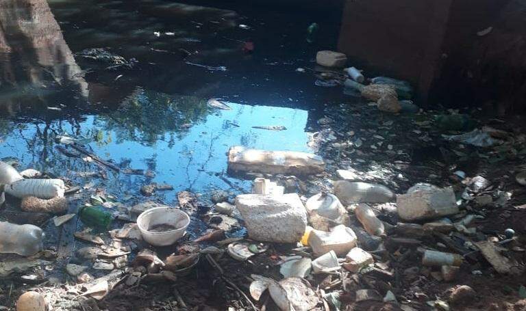 Moradores reclamam de entulho jogados em dissipadora de água no Jardim Samambaia