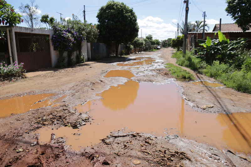 Rua fica intransitável quando chove na região