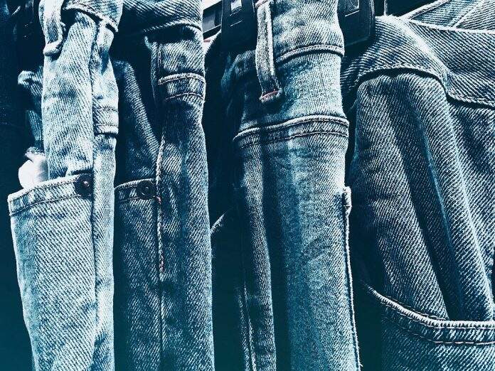 Condenada em ação trabalhista, loja tem R$ 21 mil em jeans bloqueados e roupas vão a leilão em MS