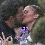 Jennifer Lopez e Ben Affleck trocam beijos durante jantar em Malibu