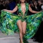 Jennifer Lopez desfila para a Versace com o vestido criador do Google imagens