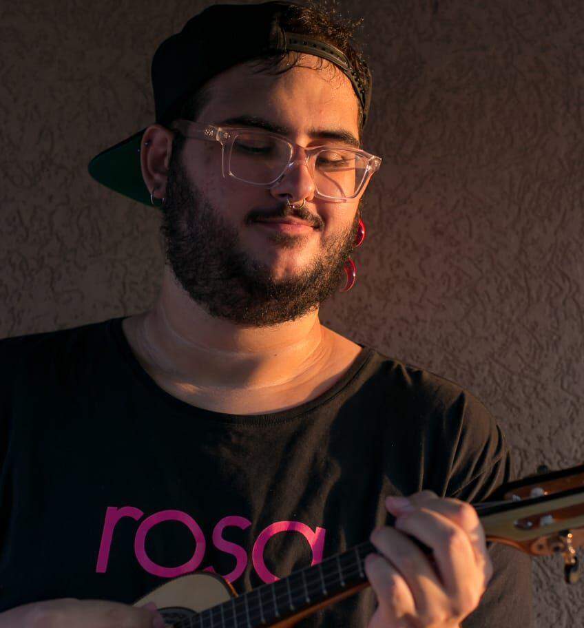 Campo-grandense João Rosa lança música de pagode LGBT sobre relacionamento