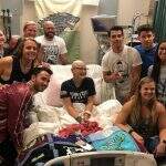 Jonas Brothers visitam fã com câncer que não pode ir ao show