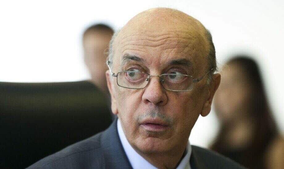 Juiz suspende andamento de ação em que José Serra é réu