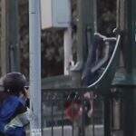 Vídeo mostra policial jogando adolescente da ponte durante protesto no Chile