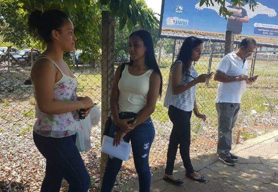 Jovens aguardam portões abrirem neste domingo com 3h de antecedência (Dayene Paz