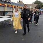 John Travolta e Olivia Newton-John revivem personagens de Grease.