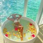 Juliana Paes relaxa em banho de banheira nas Maldivas durante férias