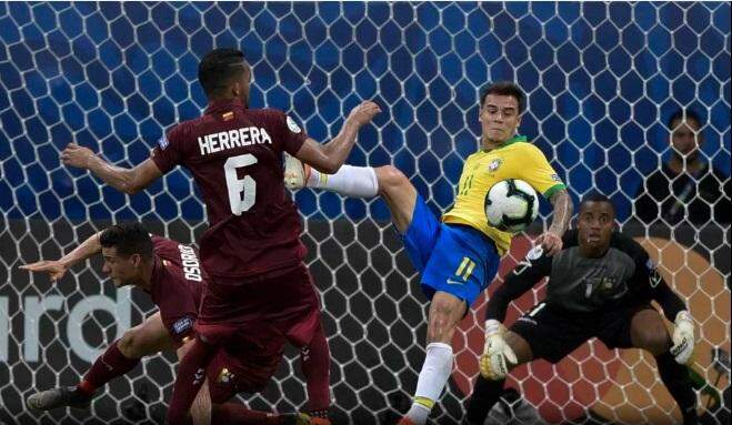 Com 2 gols anulados pelo VAR, Brasil empata com a Venezuela e sofre vaias